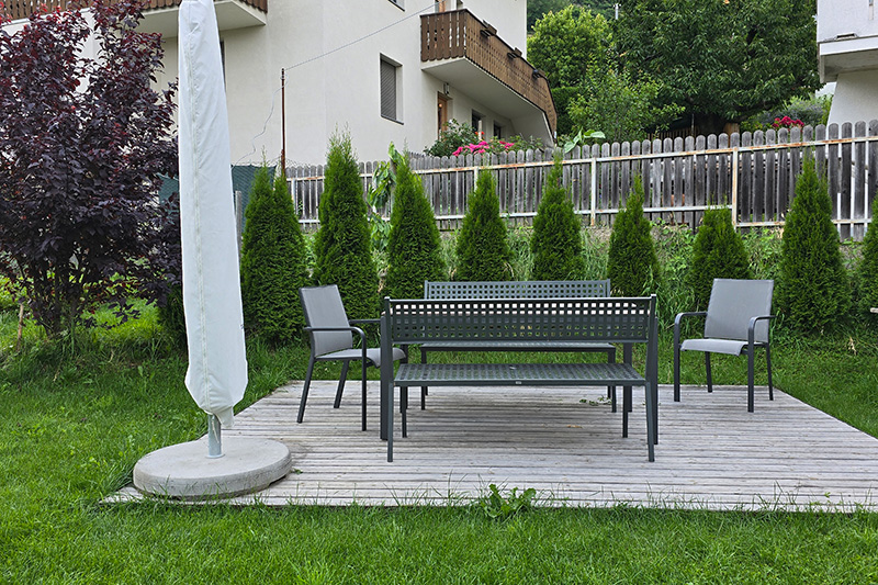 Sitzmöglichkeiten im Aussenbereich am Bertollhof